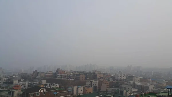 Περιοχή του αστικού τοπίου με θέα την ανεπτυγμένη χώρα με κτίρια ουρανοξύστη και σκόνη — Φωτογραφία Αρχείου