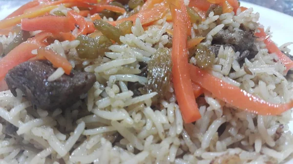 Pulav maison avec boeuf, carotte et raisins secs ou raisins secs — Photo