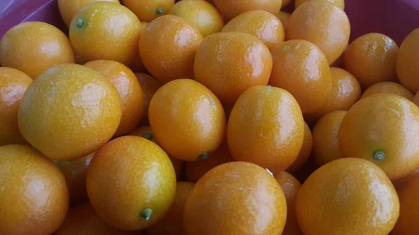 Купка здорових, свіжих органічних апельсинів у супермаркеті для продажу — стокове фото