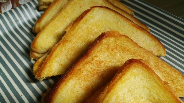 Крупный план свежеприготовленных наполовину жареных ломтиков хлеба — стоковое фото