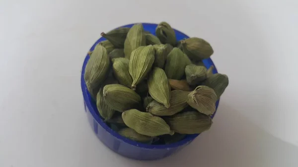 Elettaria cardamomum frutas con semillas, especias de cardamomo —  Fotos de Stock