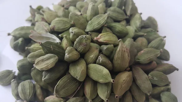 Elettaria cardamomum owoce z nasionami, przypraw kardamonu — Zdjęcie stockowe