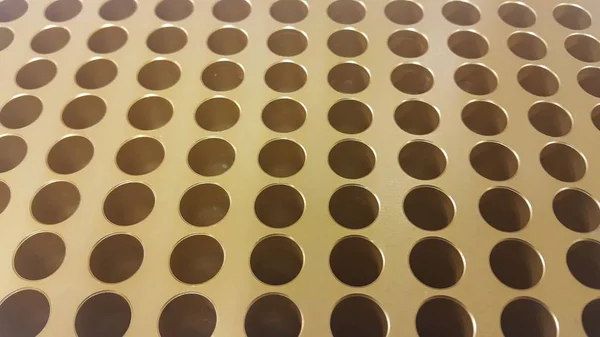 Vista ravvicinata dei fori nella scatola di micro pipette dorata nel laboratorio di ricerca — Foto Stock