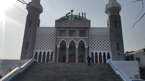 ソウル中央モスク、イテウォンドンエリアに位置する韓国で最初で最大のイスラムモスク — ストック写真