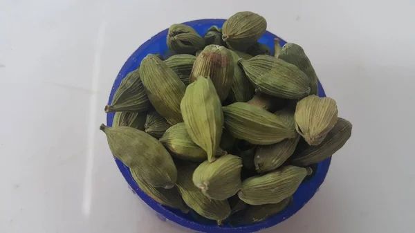 Elettaria cardamomum frutas con semillas, especias de cardamomo —  Fotos de Stock