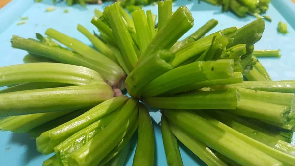 Close-up van weelderige groene bladeren basis van spinazie of paalak saag — Stockfoto