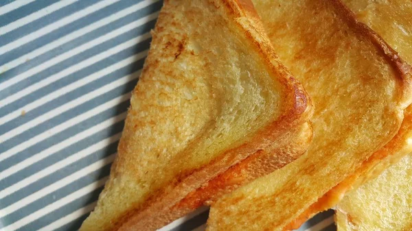 Nahaufnahme von frisch zubereiteten halb gebratenen Toastbrotscheiben — Stockfoto