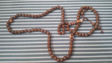 Çizgili arka plan ile güzel ahşap dua boncuk veya tespih
