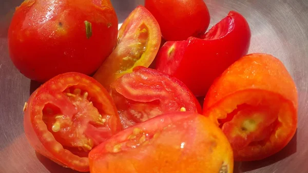 赤いトマトとスライスのマクロビューをクローズアップします。テキストの食べ物の背景 — ストック写真