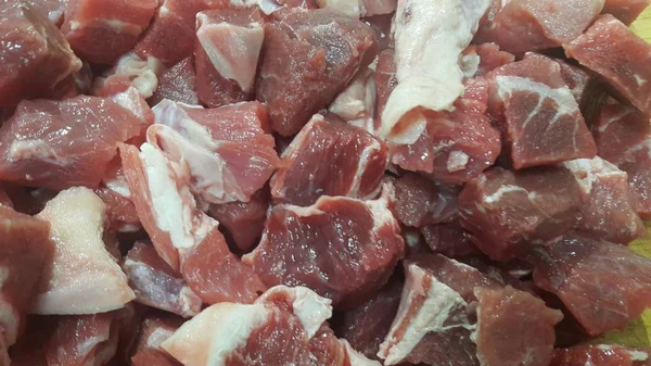 Carne roja filetes pequeños con grasa de carne blanquecina . —  Fotos de Stock