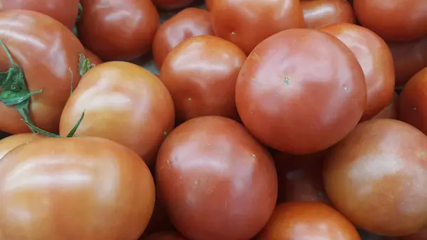 Κόκκινες ντομάτες σε κόκκινο καλάθι στην αγορά προς πώληση — Φωτογραφία Αρχείου