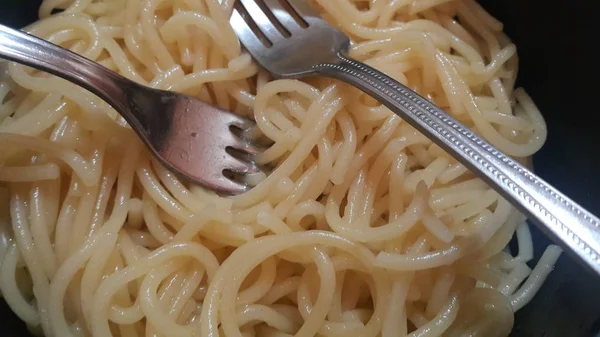Nahaufnahme von wirbelnden Nudeln oder Spaghetti in einer Schüssel — Stockfoto