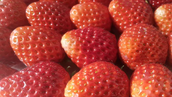 Pile of healthy, fresh organic strawberries in supermarket for sale — Stock Photo, Image