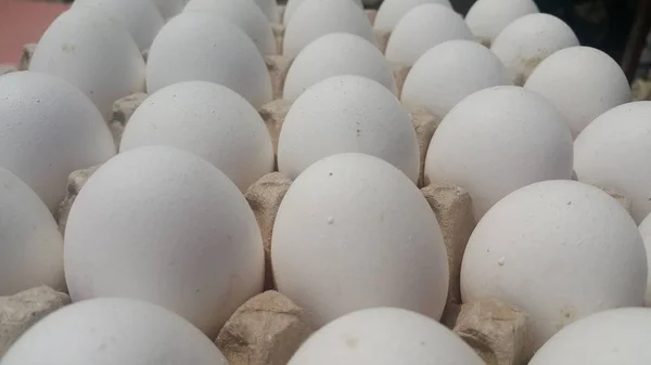 Kuřata v čerstvém stavu, bílá vejce v kartonu s vajíčkem, umístěná na trhu — Stock fotografie