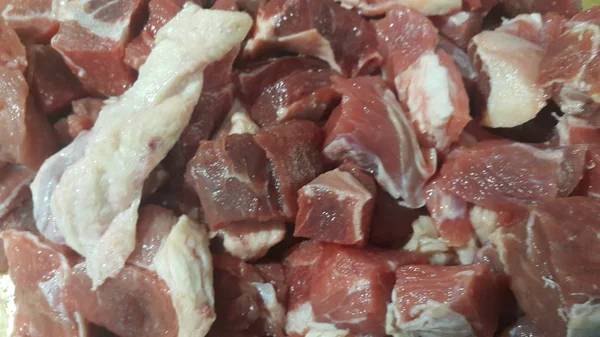 Κόκκινο κρέας μικρές μπριζόλες με υπόλευκο λίπος κρέατος. — Φωτογραφία Αρχείου