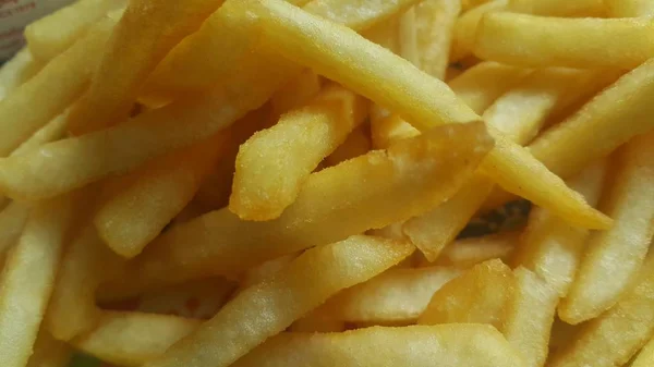 Vista de cerca de papas fritas o rebanadas asadas — Foto de Stock