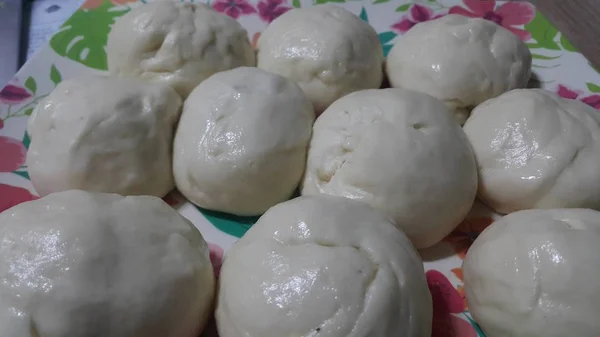 Nahaufnahme von oben: Frische rohe Teigkugel zum Backen — Stockfoto