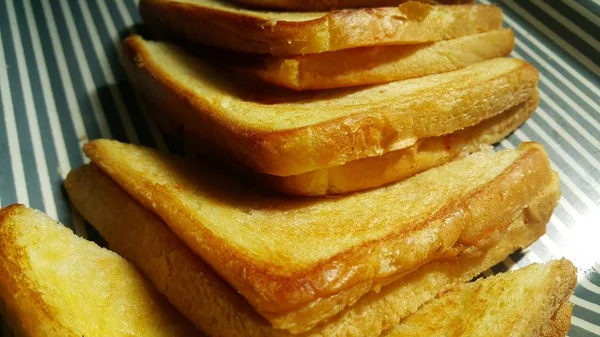 Vértes Nézd a frissen készített félig sült szelet pirítós kenyér — Stock Fotó