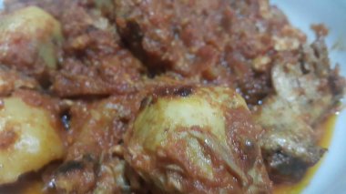 Üzerinde baharat olan haşlanmış tavuk etinin yakından görünümü