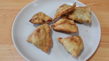 Lezzetli ev closeup beyaz arka planda Samosa veya hamur işleri gıda yaptı