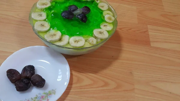 Cremig Leckere Süße Grüne Gelee Über Pudding Mit Bananenscheiben Auf — Stockfoto