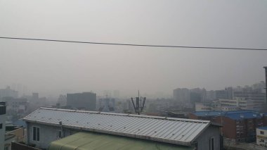 Gökdelen binaları ve tozla gelişmiş ülkenin şehir manzarası