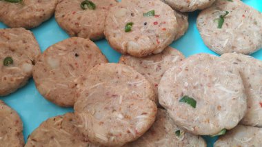 Baharatlı ve lezzetli pişmemiş kebap geleneksel Asya baharatlı yemekleri