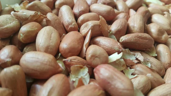 Nahaufnahme von gemischten, getrockneten, gerösteten geschälten und ungeschälten Erdnüssen. — Stockfoto
