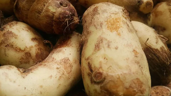 Vista de primer plano de la pila de verduras taro para la venta en el mercado — Foto de Stock