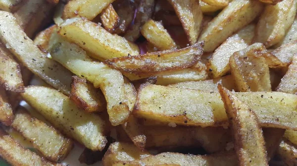 Batata frita ou fatias assadas no fundo limpo com espaço de cópia — Fotografia de Stock