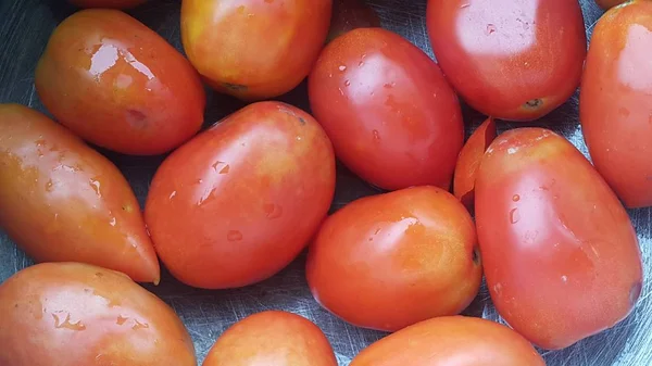 Rode tomaten in supermarkt te koop — Stockfoto