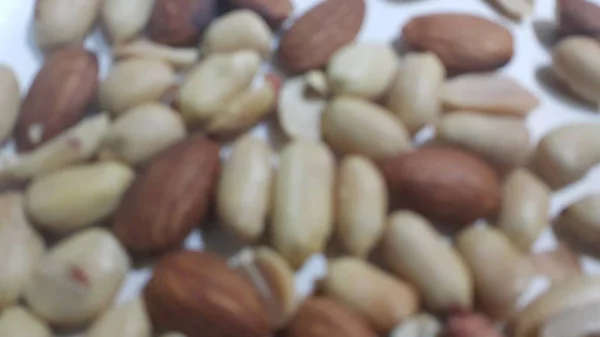 Getrocknete und geröstete Erdnüsse und Mandeln aus der Schale. eine Frucht für den Hintergrund — Stockfoto