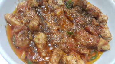 Üzerinde baharat ile haşlanmış tavuk eti küpleri yakından görünümü