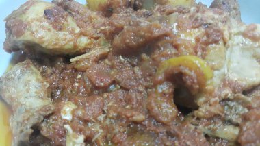 Üzerinde baharat olan haşlanmış tavuk etinin yakından görünümü