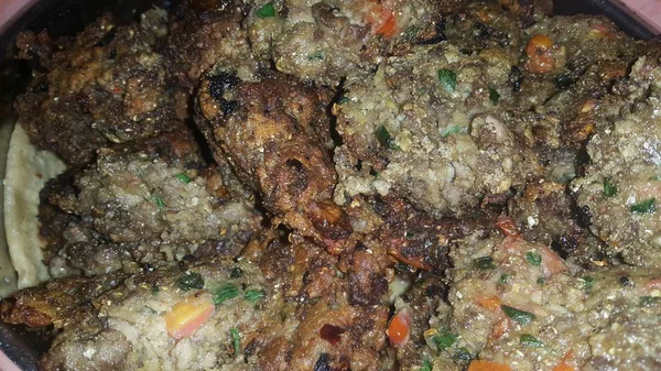 Delicious pedas bulat kebab goreng disajikan dalam piring keramik putih — Stok Foto