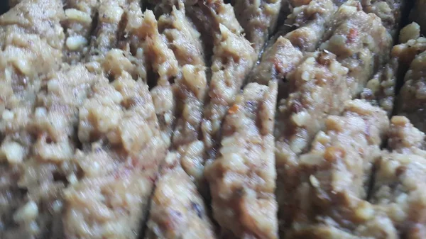 Een close-up van gekookte witte rijst genaamd Kichra — Stockfoto