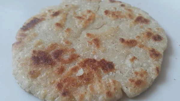 Vista de cerca del pan casero tradicional llamado Jawar roti o bhakri —  Fotos de Stock