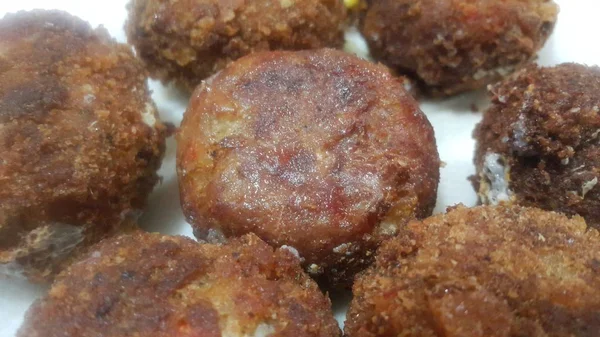 Delicious pedas bulat kebab goreng disajikan dalam piring keramik putih — Stok Foto