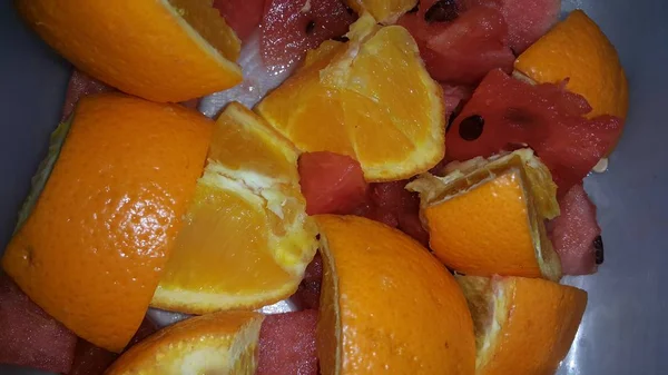 Vista de perto de frutas mistas fatias de laranjas cítricas e melancia vermelha doce — Fotografia de Stock