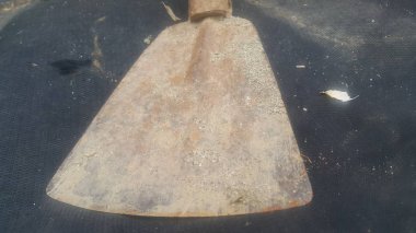 Metalik bıçak ve ahşap kolu ile eski tarzı bahçe mala closeup