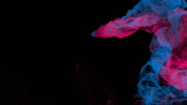 Tütsü renkli duman veya zengin buhar siyah bir arka plan üzerinde kıvrılmış