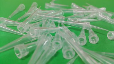 Yeşil katta mikro litre ipuçları yakın görünüm