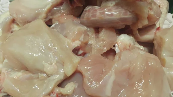 Vista da vicino della carne di pollo cruda nel negozio di alimentari — Foto Stock