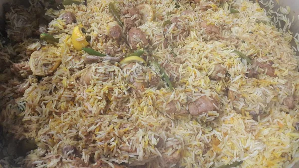 Une vue rapprochée du poulet au riz cuit biryani fait avec une recette traditionnelle — Photo