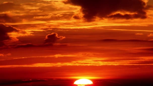 Utsikt Över Flygande Moln Himlen Med Solnedgången Rödaktiga Svarta Moln — Stockvideo
