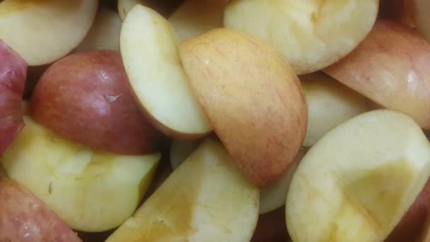 Plasterki świeżo pobrane czerwone miód chrupiące jabłka tło — Wideo stockowe