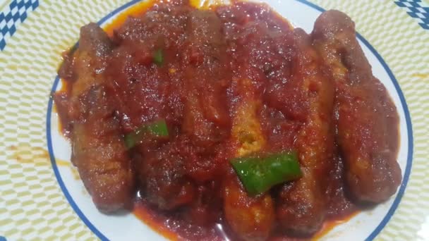 Closeup view of delicious spicy home made spicy fried, roll kebab n tomato sauce — Stock Video