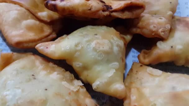 Close-up de deliciosa casa feita samosa ou pastelaria comida no fundo branco — Vídeo de Stock