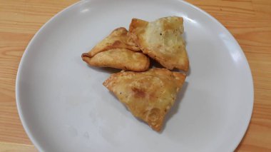 Lezzetli ev closeup beyaz arka planda Samosa veya hamur işleri gıda yaptı