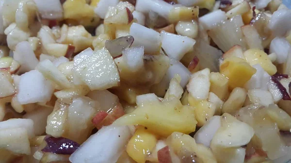 Vista de cerca de fruta casera fresca sabrosa y picante plato chaat . —  Fotos de Stock